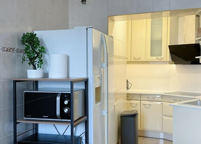 Superb Modern And Spacious Mathis 아파트 *